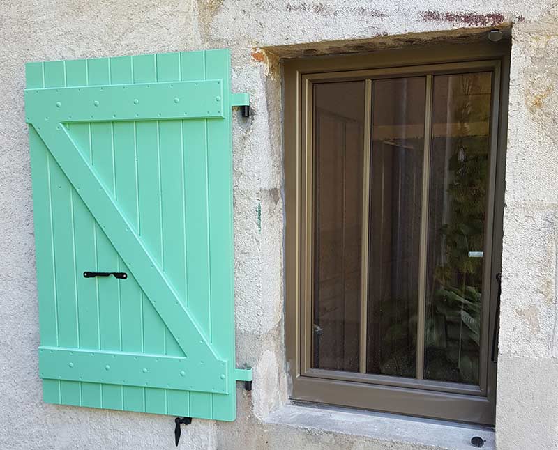 ebeniste qui realise un  de porte et fenêtre dans le jura